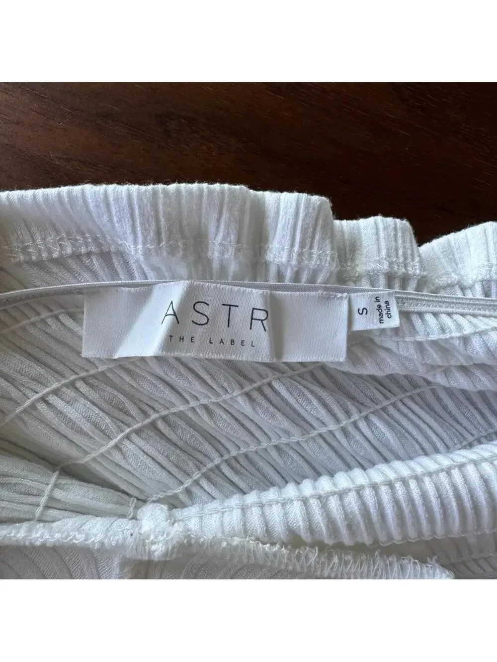 ASTR White Smocked Puff Short Sleeve Cropped Top Size S — Textured Chic Blouse